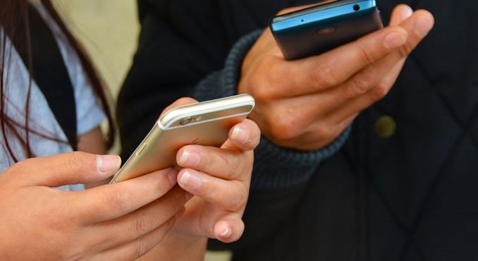 Újabb országban tiltják be az okostelefonok használatát az általános iskolákban