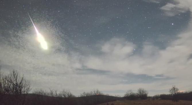Fényes tűzgömbök ragyogtak fel a köd felett