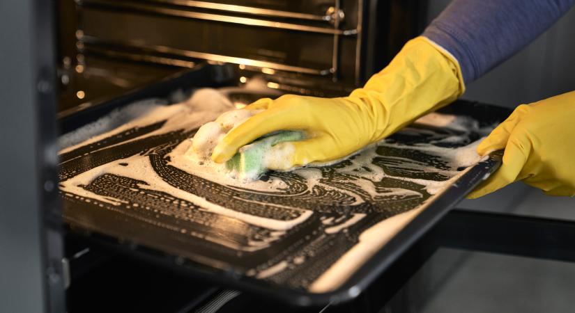 Egyszerű és olcsó trükk: így lesz súrolás nélkül patyolattiszta a sütőd!