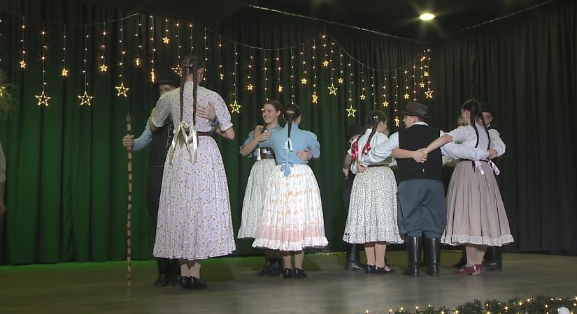 Gálaesten hangolódhattak a karácsonyra a csapókertiek