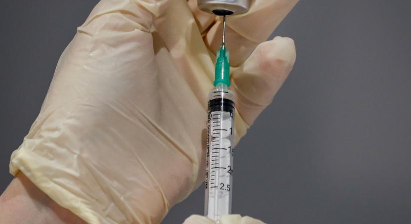 Franciaországban is használni fogják a Szputnyik V vakcinát, ha megkapja az engedélyt