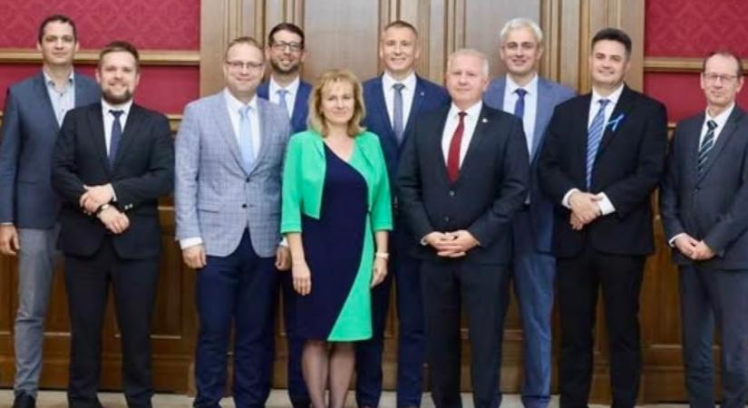 Tíz városvezető nem ült fel a Fidesz “tiszaadós” vonatára