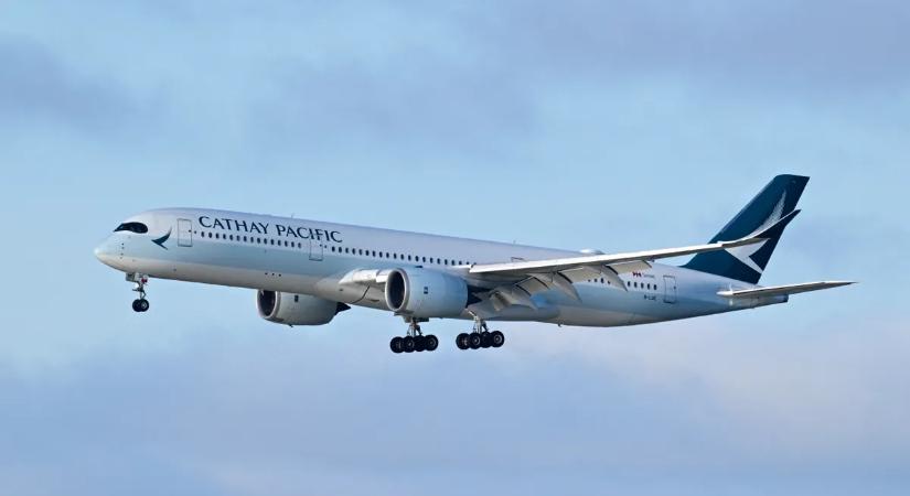 Pánik több ezer méteren: út közben akarta kinyitni egy utas a repülőgép vészkijáratát