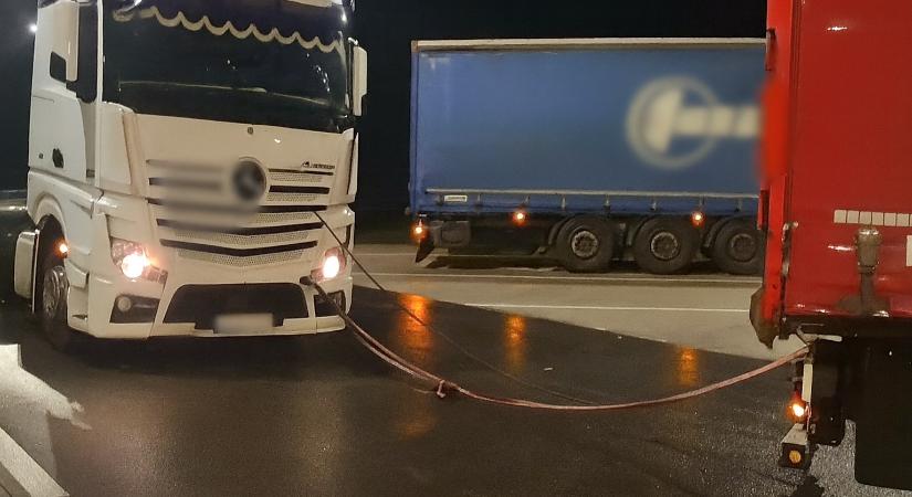 Összecsomóztak két spanifert a román kamionosok, úgy húztak egy nyerges vontatót az M4-esen
