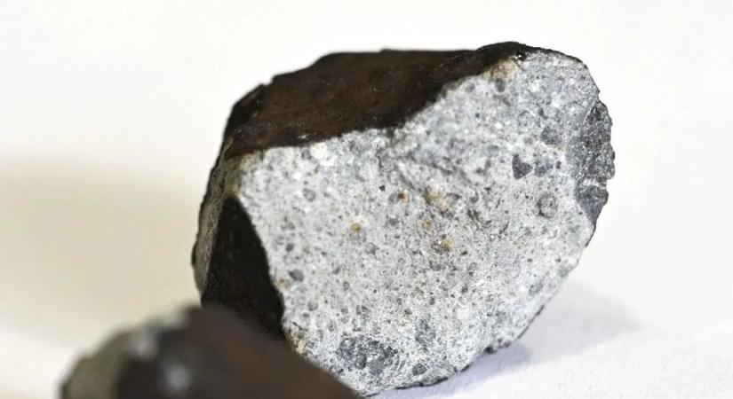Lázban égnek a kutatók: rejtélyes meteorit után kutatnak Győr mellett