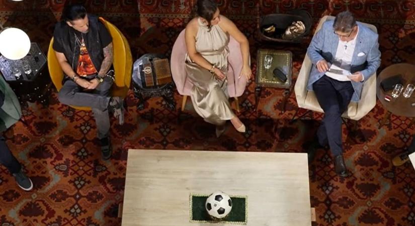 Puskás, Buzánszky, Grosics és Hidegkuti által aláírt labdát vitt a Kincsvadászok elé