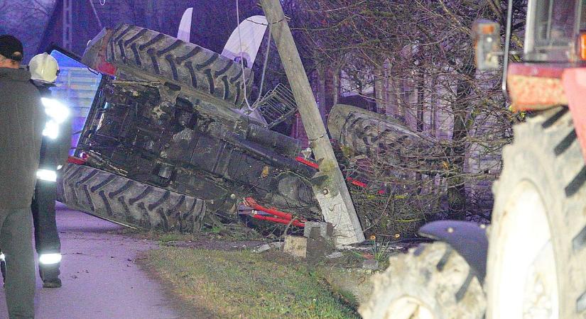 Egy villanyoszlopot is kidöntött az Algyőn árokba borult traktor – galériával