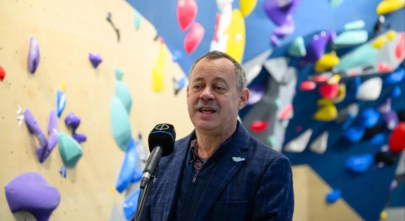 Falra mászhatnak a gyerekek száz iskolában