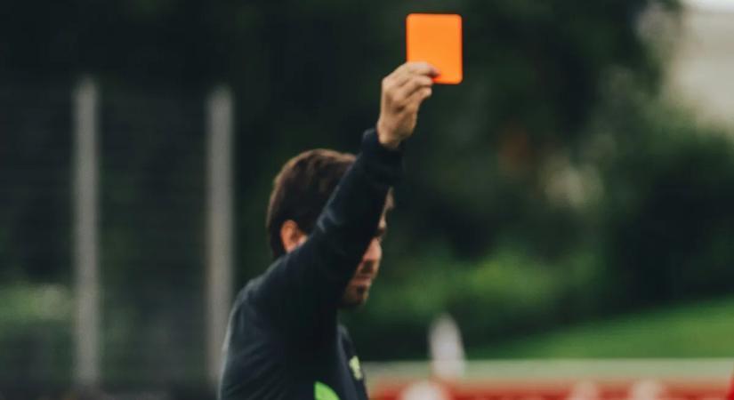 Teljesen elszabadultak az indulatok a magyar focimeccsen, négy piros lap villant