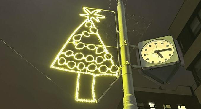 A nap képe: ovisok rajzaiból készítettek karácsonyi fényfüzért Prágában