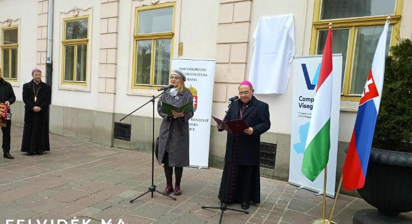 Egy világítótorony, dr. Fischer-Colbrie emléktáblájának avatása Kassán