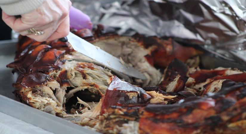 Rejtve süthetnek csak kismalacot a budapesti adventi vásáron