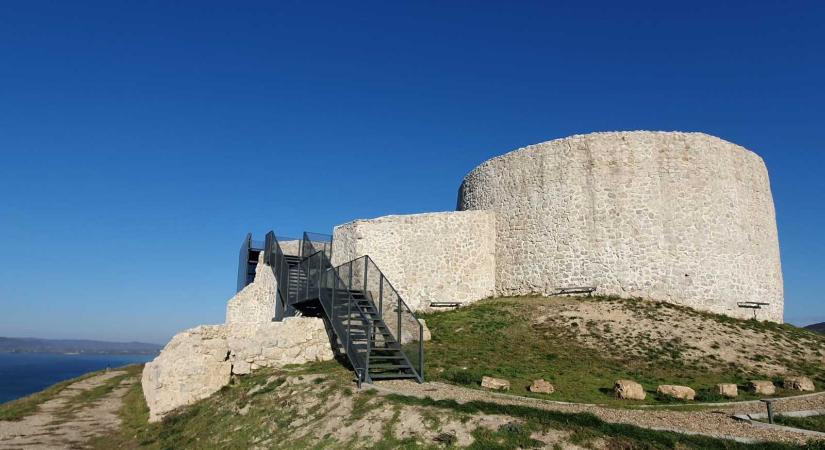 Kifogásolható műemlékvédelem: Lego épületet csináltak a XV. századi magyar királyi várból