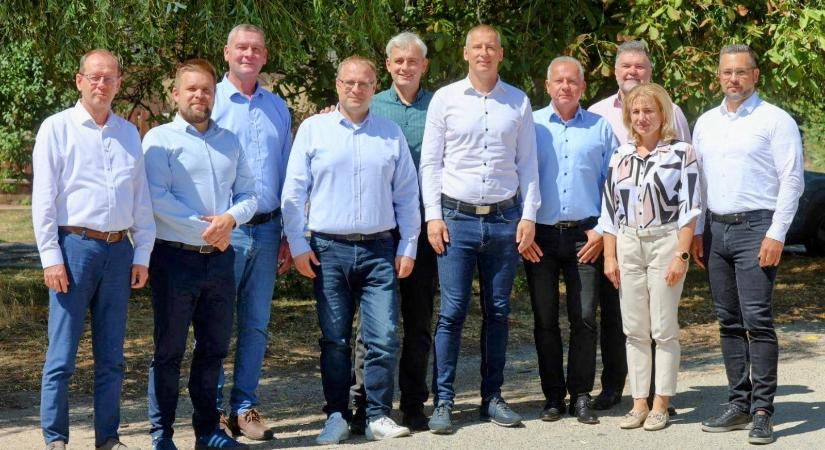 Tíz megyei jogú város polgármestere elutasította Szita Károly javaslatát a nem létező Tisza-adó elítélésére