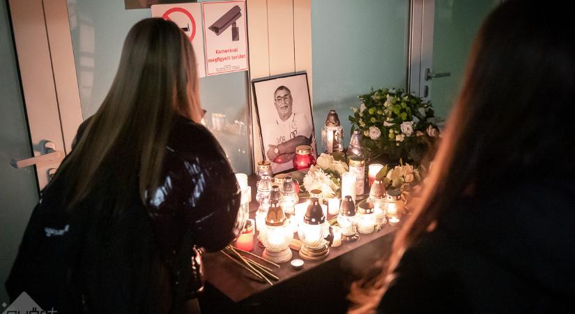 Csendes gyertyagyújtással emlékeztek Róth Kálmánra a Magvassy Mihály Sportcsarnoknál