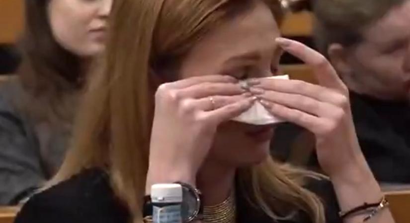 Elsírta magát a tolmács az EP-ben, amikor egy 11 éves ukrán kisfiú arról mesélt, hogyan veszítette el az édesanyját