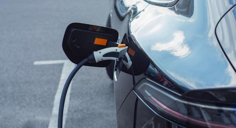 Tovább bővül a töltőhálózat, ezt a zalai várost is érinti!