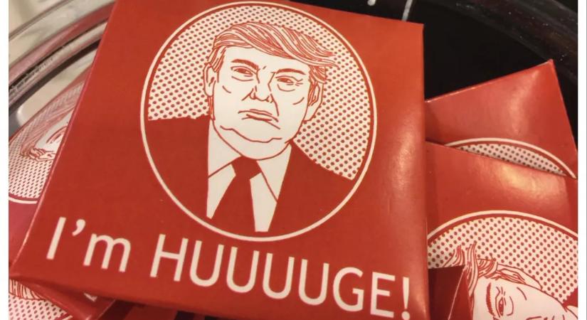 Újabb Epstein-képek kerültek ki, az egyiken óvszerek vannak Trump arcképével