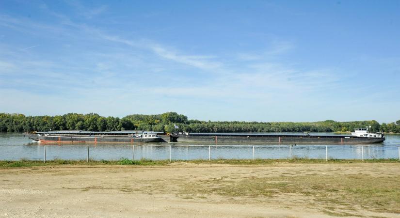 Az alacsony vízállás miatt megfeneklett egy uszály a Dunán