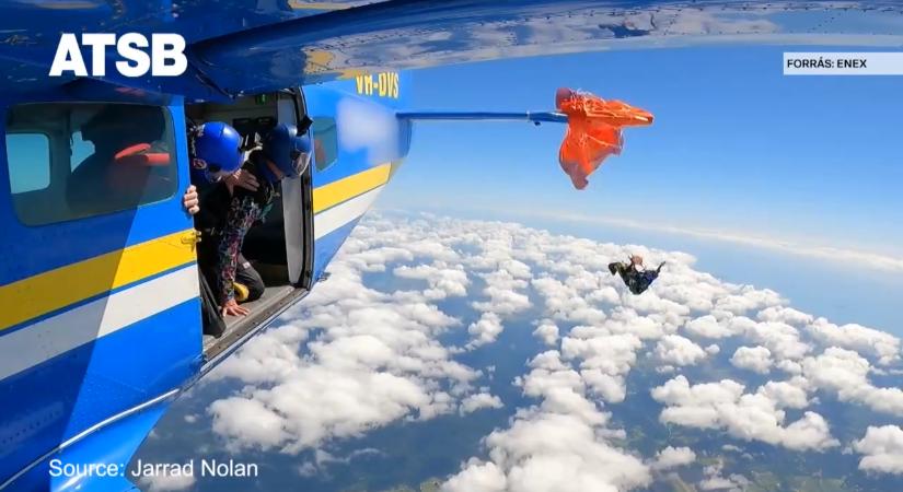 Videón, ahogy az ejtőernyős késsel harcol az életéért a levegőben