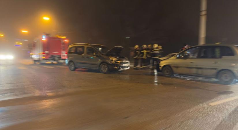 Helyszíni fotókon a tatbányai frontális karambol, mentőt és tűzoltót is riasztottak