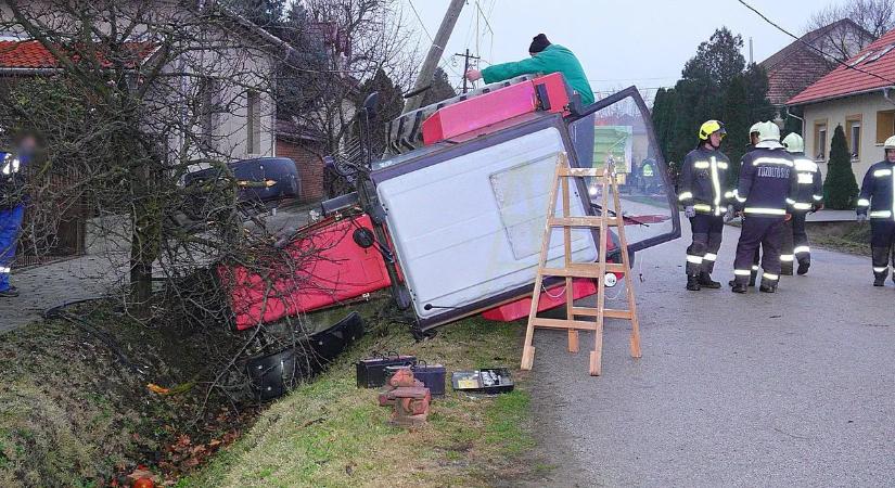Nem csak magát vitte az árokba a traktoros Algyőn – képek