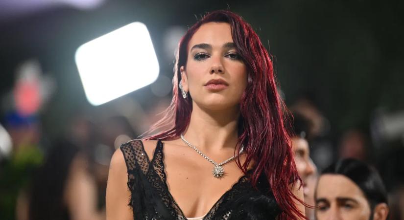 Nem hiszünk a szemünknek: Dua Lipa áttetsző ruhában villantott, semmit sem bízott a képzeletre