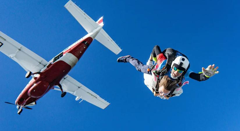 Videón a vérfagyasztó pillanatok: rosszkor nyílt ki az ejtőernyő, fennakadt a gép szárnyán az ugró