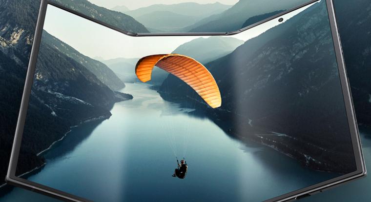 Percek alatt elkapkodták a Samsung közel 800 ezer forintos háromba hajtogatható telefonját