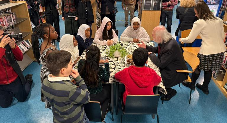 Menekült gyerekekkel találkozott Krasznahorkai László Stockholmban, különleges ajándékkal lepték meg