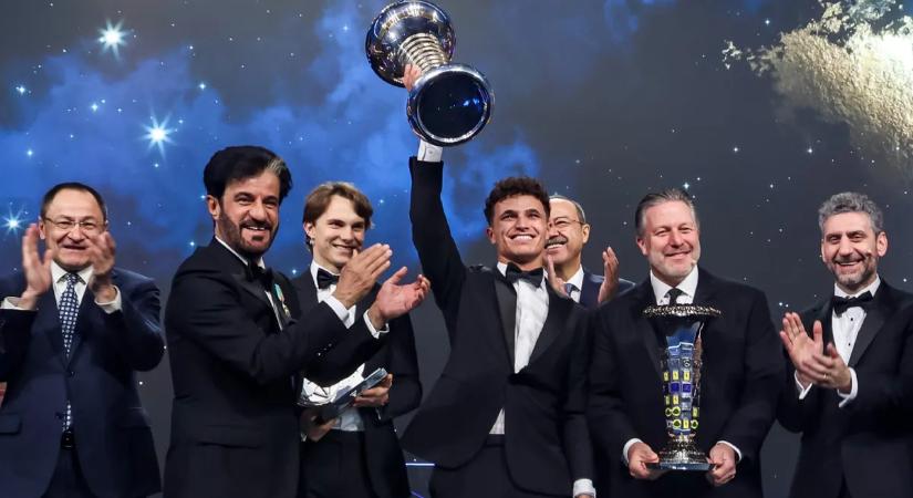 Lando Norris Taskentben átvette az F1-es világbajnoki trófeát