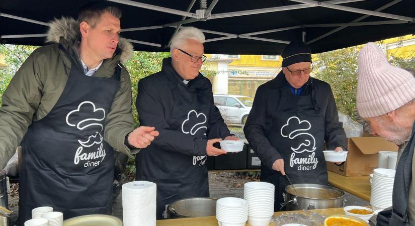 Szeretetvendégség Dunaújvárosban – étellel és jó szóval várták a rászorulókat