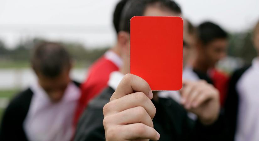 Botrány a magyar meccsen: Végleges eltiltást kapott a játékvezetőre támadó focista