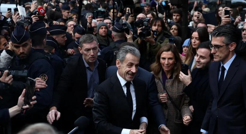 Élete legkeményebb ágyán aludt, Az oroszlánkirályra ébredt, és joghurthoz menekült Sarkozy a börtönben