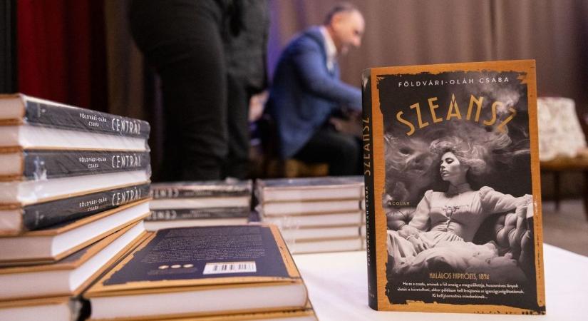 Földvári-Oláh Csaba Szeánsz című regénye visszarepít a századvég sötét misztikumába és titkaiba