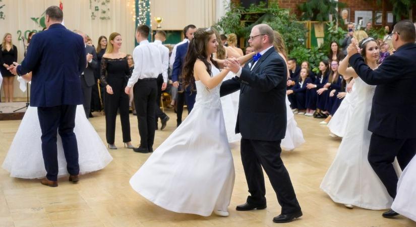 Újabb szalagavató Győrben: a krúdysok kezdtek búcsúzni iskolájuktól - XXL-galéria