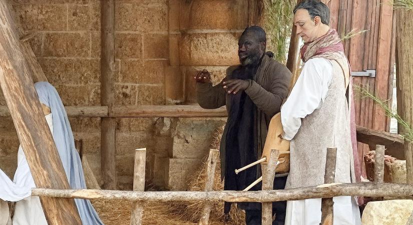 Gyanús lett, hogy egy utcai ruhás, kicsit mozgó férfi nem illik a betlehemi installációba