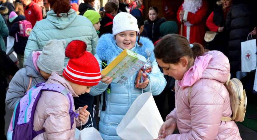„Olyan jól érzem magam, tanár néni!” – gyermekkarácsony a Vöröskereszttel Debrecenben