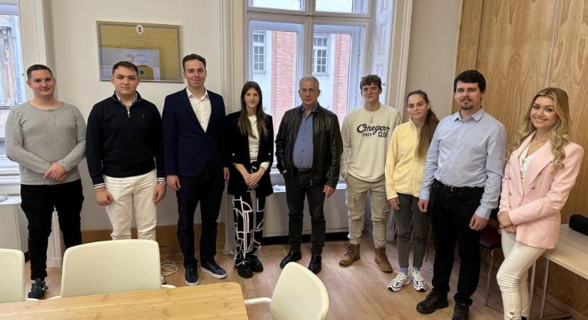 Diákmunkára jelentkezett egy influenszer, de állásinterjú helyett Kósa Lajossal találta szembe magát