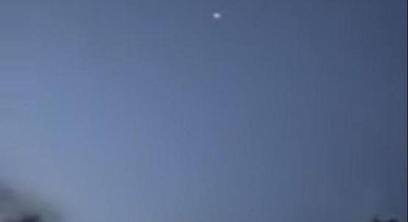 „Nagyon erős fény volt” – Döbbent szemtanú kapott lencsevégre egy UFO-t – Fotó