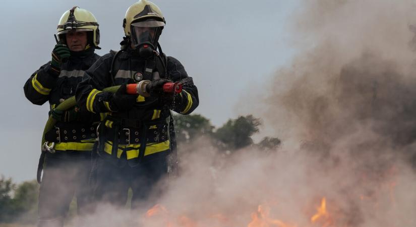 Súlyosan megégett egy rendőr és egy diáklány – drámai életmentés az utcán