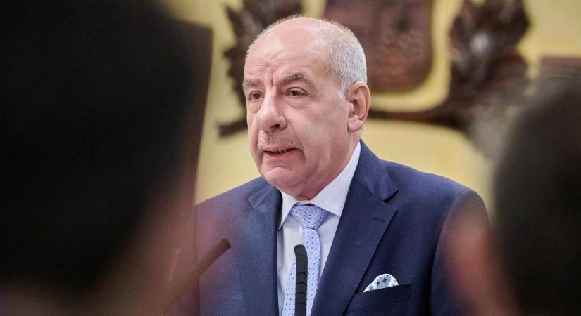 Sulyok Tamás protokolleseményeinek moderátora egy szegedi fideszes képviselő, havi 400 ezer forintba kerül csak az, hogy rendelkezésre álljon