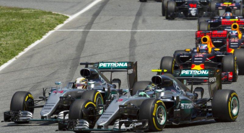 Kiderült, mennyibe került Rosbergnek és Hamiltonnak a 2016-os barcelonai ütközés