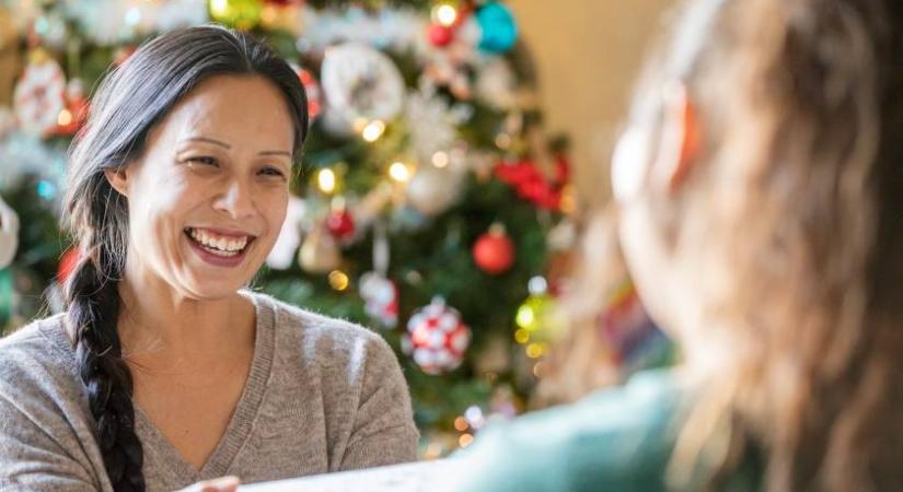 20 mondat, amit tilos mondani ajándékozáskor: ártatlannak tűnhetnek, de nagyon mérgezőek