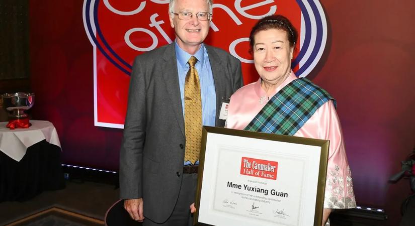 30 évig dolgozott egy gyárban a kínai nő, majd 50 évesen nyugdíjba ment. Ezután dollármilliárdos cégbirodalmat épített