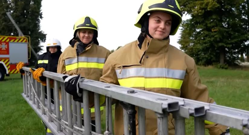 Megalakult az ukrán női tűzoltó-alakulat, mert egyre több férfi harcol a fronton