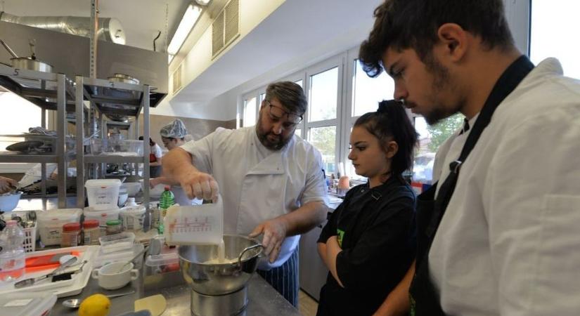 A cukrászmester elárulta a karácsonyi diós és mákos kalács legnagyobb titkait