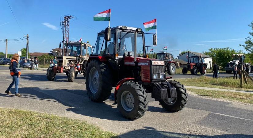 Traktoros felvonulás miatt félpályán halad a forgalom ezen az útszakaszon