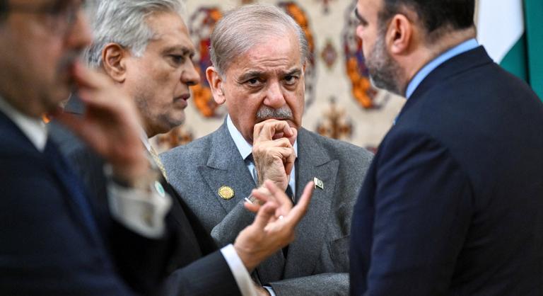 A pakisztáni kormányfő 40 percet várt Vlagyimir Putyinra, majd berontott az orosz elnök tárgyalására