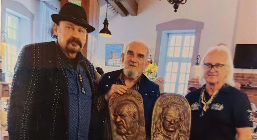 Különleges ajándékot kapott az ismert kecskeméti költő